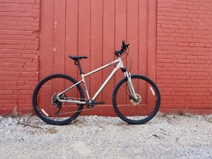 Jamis Used Bikes Pre-Owned Jamis DXT A1 Hybrid/Adventure Bike 17 inch