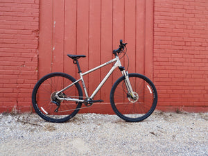Jamis Used Bikes Pre-Owned Jamis DXT A1 Hybrid/Adventure Bike 17 inch